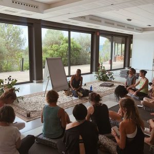 Ateliers bien-être et artistiques pour tous les publics Atelier bien-être et art-thérapie lors d'un événement culturel en Essonne